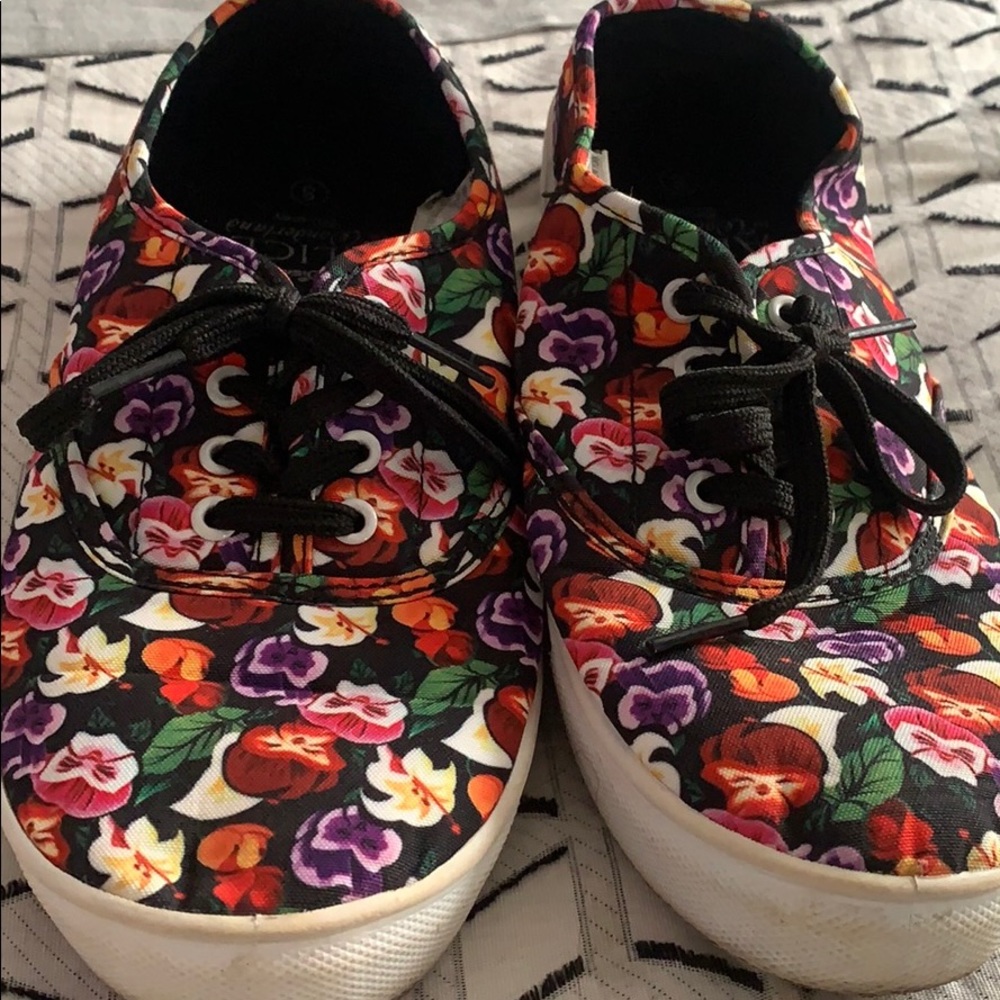 Disney - Alice in Wonderland - Converse-like Shoe